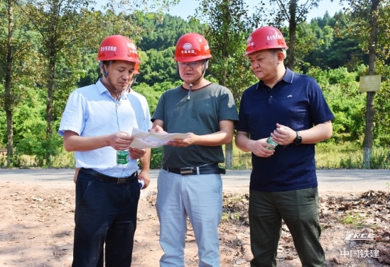 2.馮再軍(中)在現(xiàn)場(chǎng)辦公(柏中瑜 供圖).jpg